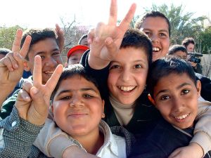 800px-Iraqi_boys_giving_peace_sign