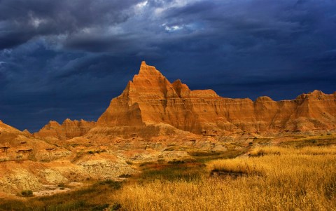 Storm_Over_The_Badlands_in_South_Dakota,_USA